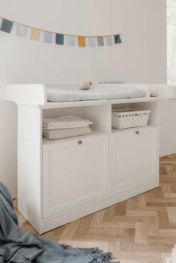 Commode Landwood 120cm Met Luierplank - Wit -Kinderkamer Meubelen Landwood 67A Wickelkommode Halbambiente perspektive 9f37 scaled