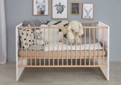 Babybed Mats | 144 X 78 X 83 Cm | Bruin-wit Decor -Kinderkamer Meubelen Mats BZ 1976 620 01 frontal D 20210420 295e