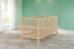 Babybed Universal | Drie Uitneembare Spijlen | 144 X 78 X 84 Cm | Massief Beukenhout 18 Babybed Universal | Drie Uitneembare Spijlen | 144 X 78 X 84 Cm | Massief Beukenhout -Kinderkamer Meubelen Universal Babybett BZ 1101 620 C3 dynamisch 20220530 1 a97a